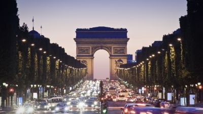 Die Pariser Champs-Élysées und der Triumphbogen