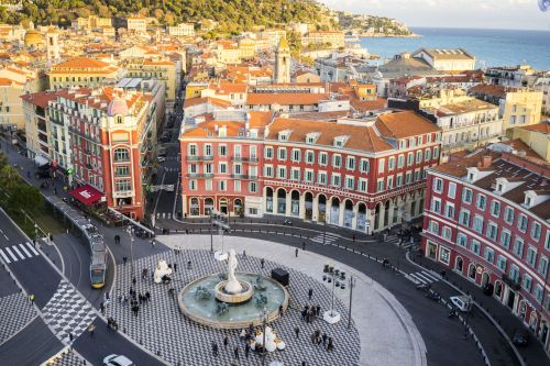 Nizza mit Place Masséna und dem Meer im Hintergrund