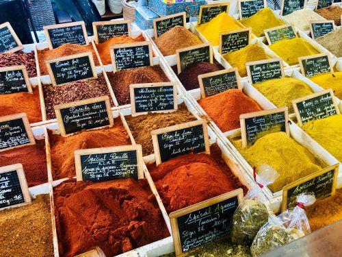 Gewürze auf einem provenzalischem Markt in Antibes