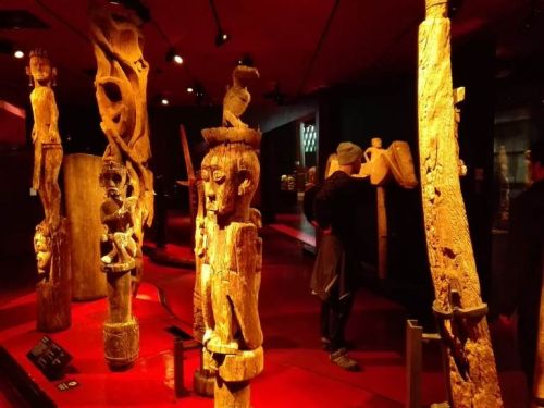 Statuen Musee du Quai Branly Museum Paris